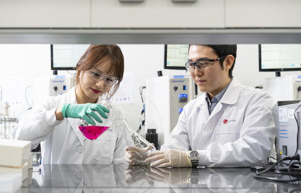 LG화학 생명과학사업본부 연구원들이 신약연구 활동을 진행하고 있다.