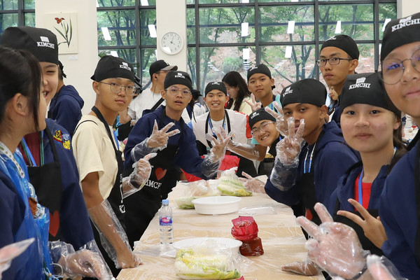 농림축산식품부는 10일 한국농수산대학교에서 말레이시아 스카우트잼버리 대원 360여명을 대상으로 김치 담금 체험·홍보 행사를 개최했다. 