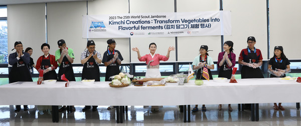 농림축산식품부는 10일 한국농수산대학교에서 말레이시아 스카우트잼버리 대원 360여명을 대상으로 김치 담금 체험·홍보 행사를 개최했다. 이하연 명인이 김치에 대해 설명하고 있다.