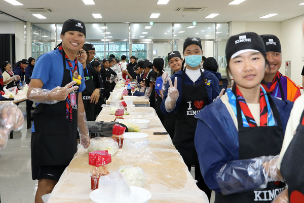 농림축산식품부는 10일 한국농수산대학교에서 말레이시아 스카우트잼버리 대원 360여명을 대상으로 김치 담금 체험·홍보 행사를 개최했다. 