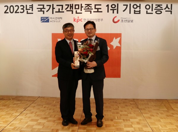 (왼쪽부터)안완기 한국생산성본부 회장, 박윤기 롯데칠성음료 대표이사.