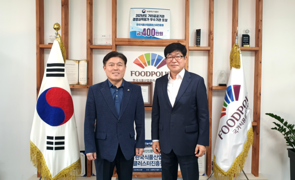 김영재 식품진흥원 이사장(왼쪽)과 이경훤 롯데중앙연구소장이 기념촬영을 하고 있다.