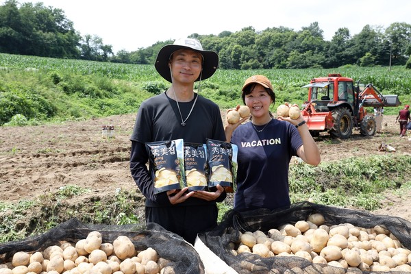(왼쪽부터)멘토 김의종 더어울림 대표와 청년농부 이현미.