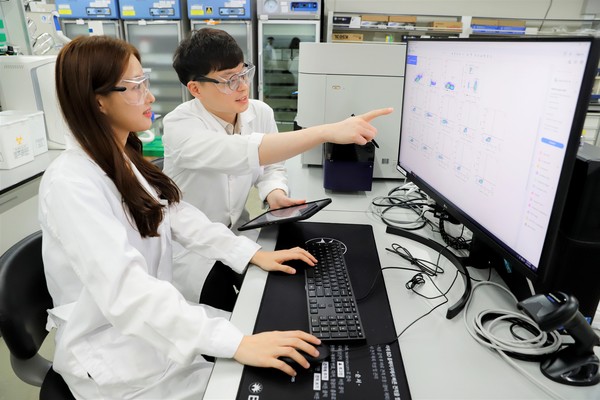 SK바이오사이언스 연구원들이 '실험실 정보관리 시스템(LIMS)'을 활용해 임상시험 데이터를 분석하고 있다.