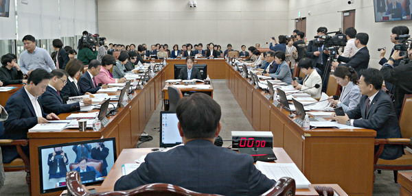 국회 보건복지위원회는 13일 오전 서울 여의도 국회에서 식품의약품안전처에 대한 국정감사를 실시했다.