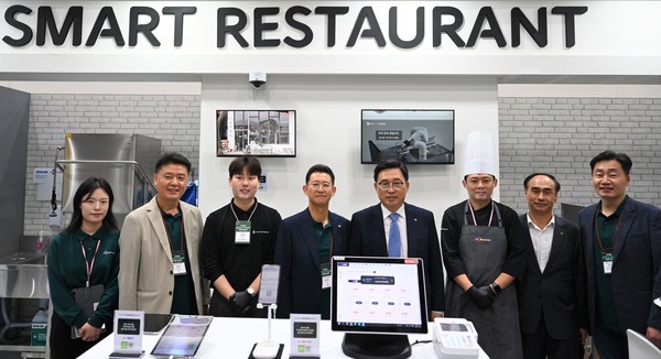‘FOOD SOLUTION FAIR 2023’ 현장을 찾은 한국농수산식품유통공사 김춘진 사장(가운데 우측)이 정성필 CJ프레시웨이 대표(가운데 좌측) 등 관계자들이 기념촬영을 하고 있다.