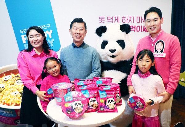 종합식품기업 하림이 차원이 다른 퀄리티의 어린이식 시장 개척에 나섰다. 김홍국 회장이  1일 서울 강남구 CGV 청담씨네시티에서 열린 '푸디버디' 브랜드 론칭 행사에서 푸디버디 신제품을 선보이고 있다. 