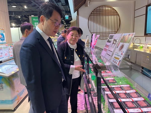 농식품부 김정욱 축산정책관이 홍콩 소다몰에 입점된 한우 매장을 찾아 관계자로부터 설명을 듣고 있다.
