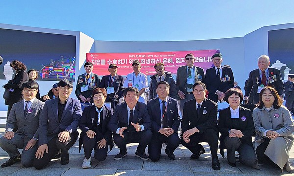 지난 11일 부산 유엔기념공원에서 열린 ‘턴 투워드 부산(Turn Toward Busan)’ 행사에 참석한 김태우 롯데웰푸드 CSR마케팅팀 팀장(앞줄 왼쪽 첫번째)이 기념사진을 촬영하고 있다.