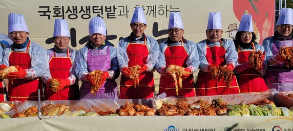 한훈 농식품부 차관(왼쪽 네 번째)은 1일 국회 헌정기념관 인근 생생텃밭에서 열린 김장 나눔 행사에 참석했다.