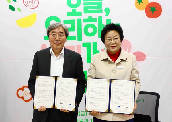 박진선 샘표 대표이사(왼쪽)가 김경희 이천시장과 업무협약을 체결한 후에 기념 촬영을 하고 있다.