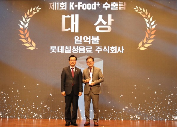 (왼쪽부터) 농림축산식품부 정황근 장관, 롯데칠성음료 박윤기 대표이사.