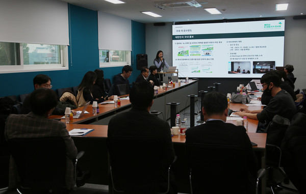 한국의료기기산업협회는 19일 협회 회의실에서 열린 미디어데이 행사에서 내년 6월 13일부터 3일간 베트남 호치민 SECC 전시장에서 열리는 ‘제2회 베트남 K 의료기기 전시회'에 대해 설명했다.