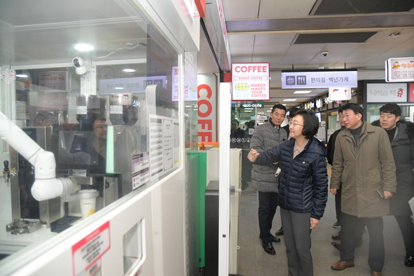 오유경 식품의약품안전처장(왼쪽 두 번째)이 24일 경기 안양시 소재 죽전휴게소를 방문해 로봇이 제조하는 무인커피 매장을 살펴보고 있다. 