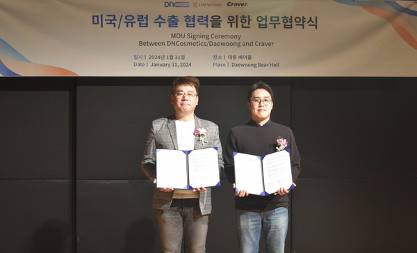 변지훈 이지듀 해외사업부장(왼쪽)이 크레이버와 미국·유럽 수출 협력을 위한 업무협약을 체결한 후 기념 촬영을 하고 있다.