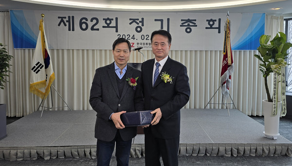 김진은 한국장류협동조합 이사장(오른쪽)이 지난 30여년 간 장류산업 및 조합 발전에 기여한 조인상 한국장류협동조합 이사에게 중소기업벤처부장관 표창을 수여한 후에 기념촬영을 하고 있다.