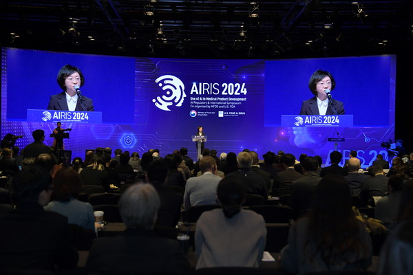 오유경 식품의약품안전처장은 26일부터 29일까지 서울 신라호텔에서 개최되는  '국제 인공지능 의료제품 규제 심포지엄'(AIRIS 2024) 개막식에 참석해 개회사를 하고 있다.