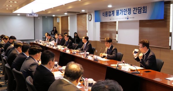 농림축산식품부은 13일 서울 방배동 소재 한국식품산업협회 회의실에서 한훈 차관 주재로 19개 주요 식품기업 대표들과의 간담회를 개최했다.