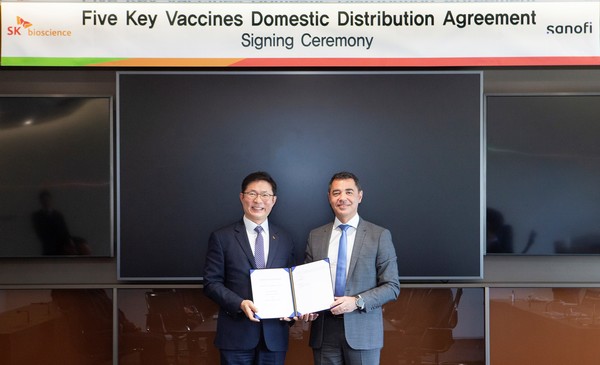 SK바이오사이언스와 사노피 코리아가 주요 5종 백신에 대한 유통 계약을 체결했다. 사노피 백신사업부 파스칼 로빈(Pascal Robin) 대표(오른쪽).
