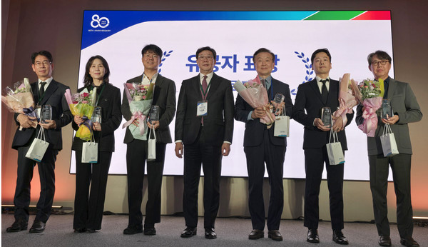 80주년 기념사업 공헌자 및 신약개발, 산학협력, ‘한국제약바이오협회 80년사’ 발간 등에 기여한 보령 이준희 상무(맨 오른쪽) 등 유공자들에 대한 감사패 및 공로패 수여식을 통해 그간의 헌신에 감사하는 마음을 전했다. 